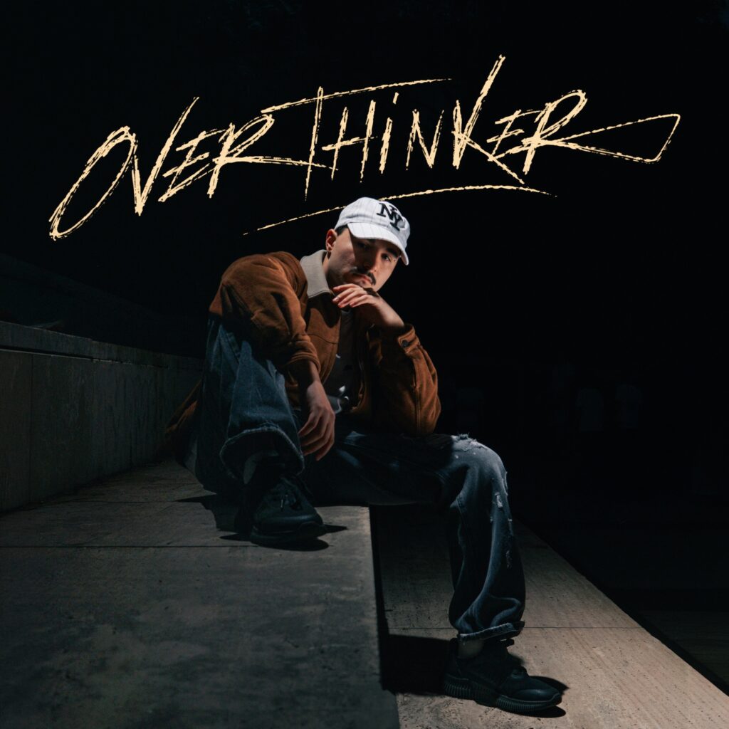Dexxy, con “overthinker” il desiderio di amare si scontra con la paura di lasciarsi andare